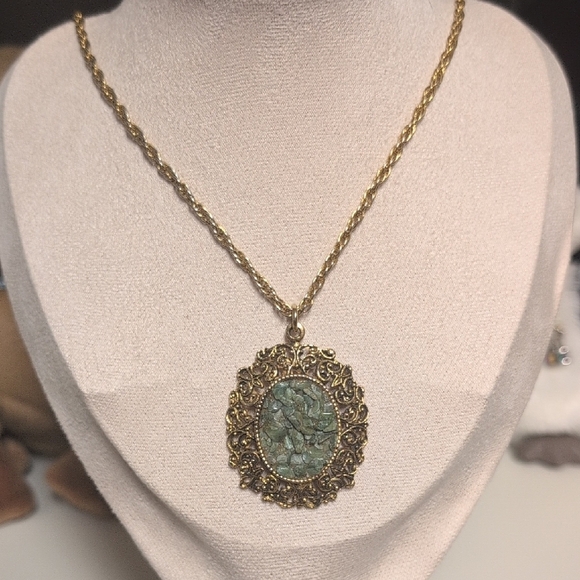 Jewelry - Beautiful Vintage 1960s Crushed Aventurine Pendant Gold Tone Necklace